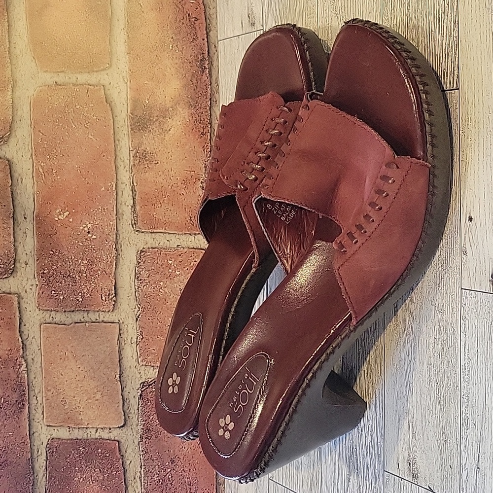 Natural Soul maroon suede slide sandals